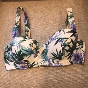 Cute bikini top! Size M.